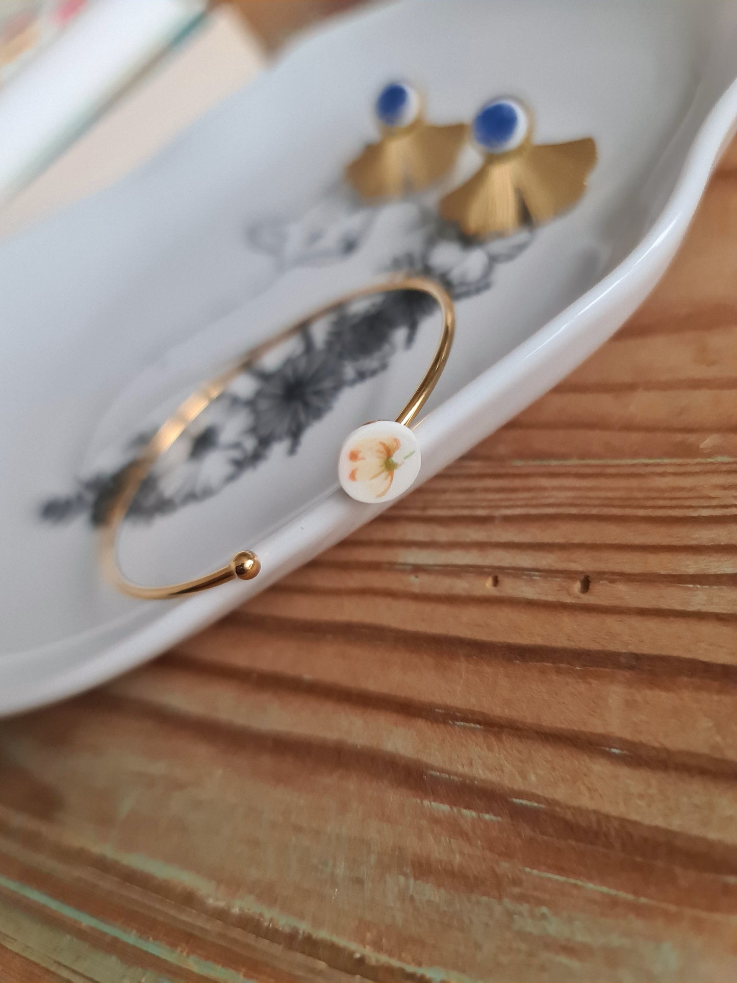 Bracelet jonc simple en Laiton doré à l'Or Fin - décoré à partir de vaisselle - Fleur jaune orangé
