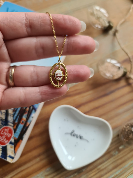 Collier ovale texturé en acier inoxydable doré - décoré avec un morceau de vaisselle surcyclé - Formes géométriques marrons