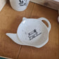 Repose sachet de thé en porcelaine - décor pile de livres peint à la main