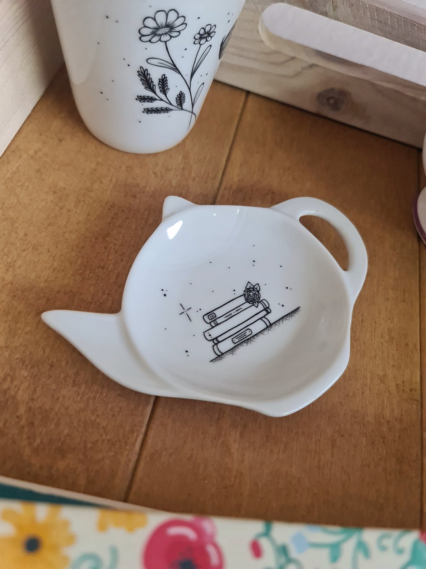 Repose sachet de thé en porcelaine - décor pile de livres peint à la main