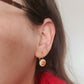 Boucles d'oreilles dormeuses en acier inoxydable doré - décorées avec un morceau de vaisselle surcyclé - Fleurs jaune orange