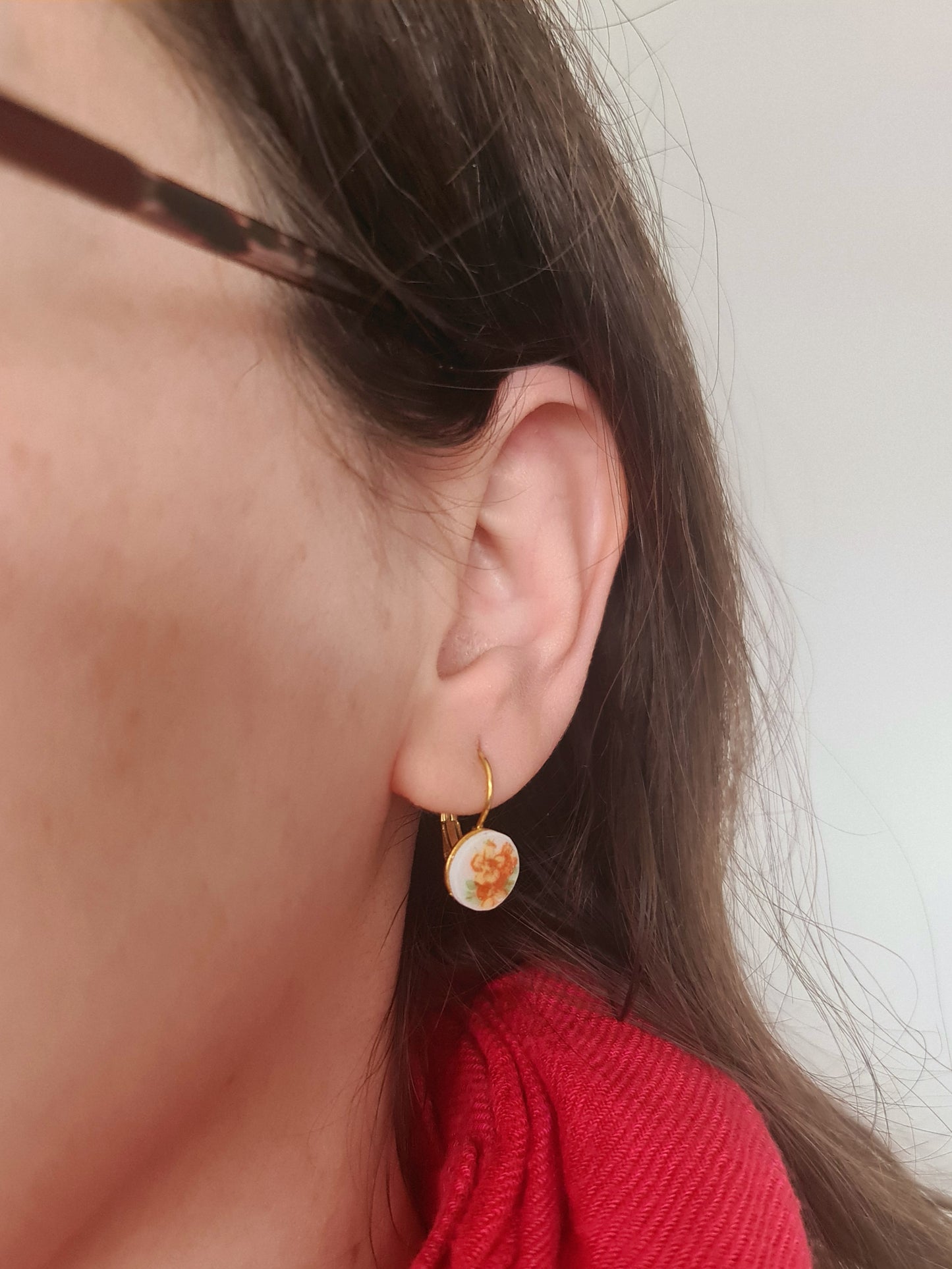 Boucles d'oreilles dormeuses en acier inoxydable doré - décorées avec un morceau de vaisselle surcyclé - Fleurs jaune orange