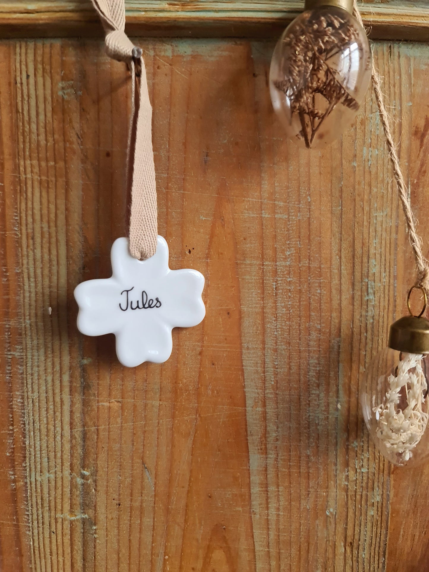 Médaillon trèfle en porcelaine - décor Prénom Jules peint à la main
