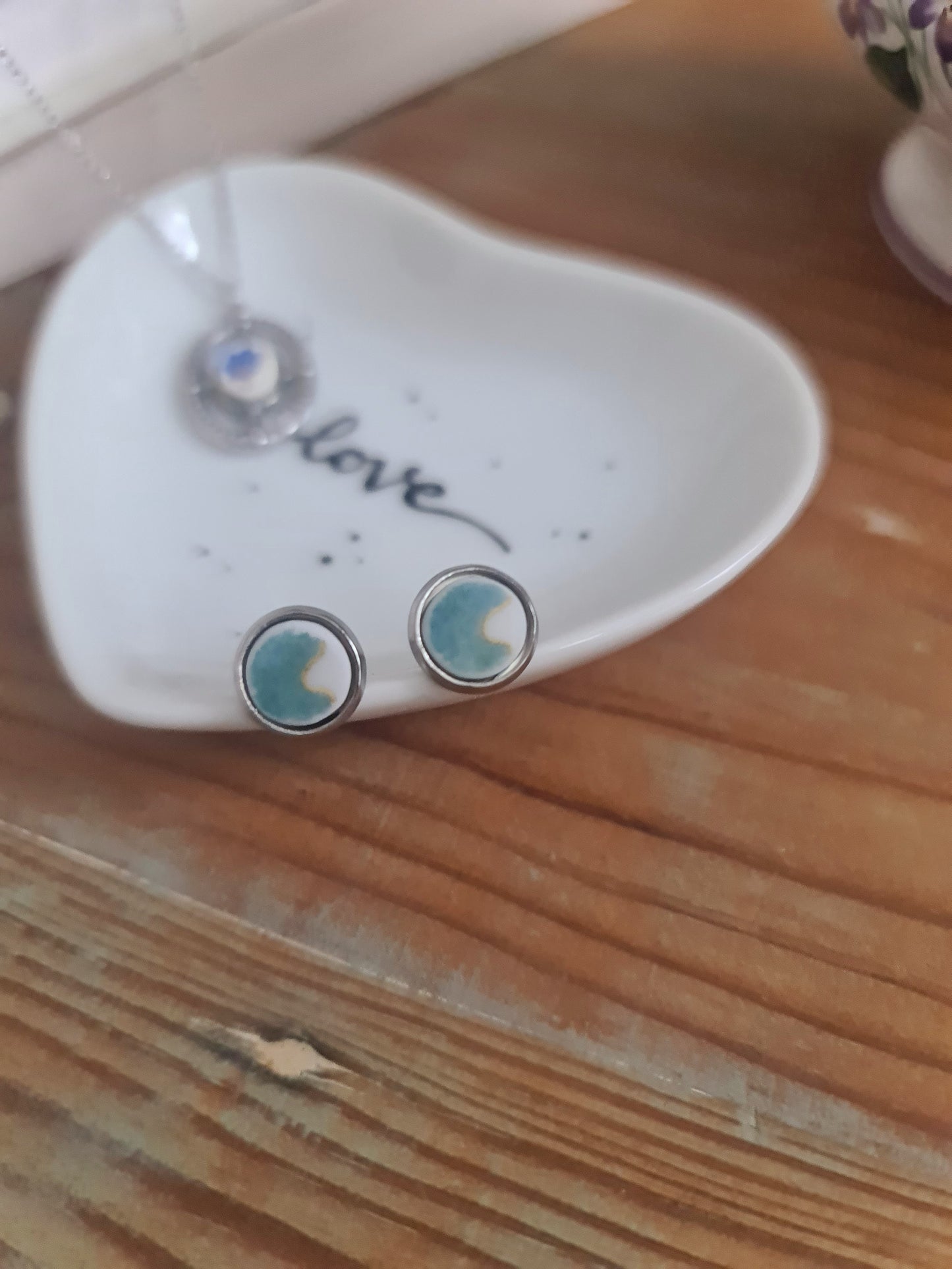 Boucles d'oreilles puce en acier inoxydable - décorées avec un morceau de vaisselle surcyclé - Turquoises