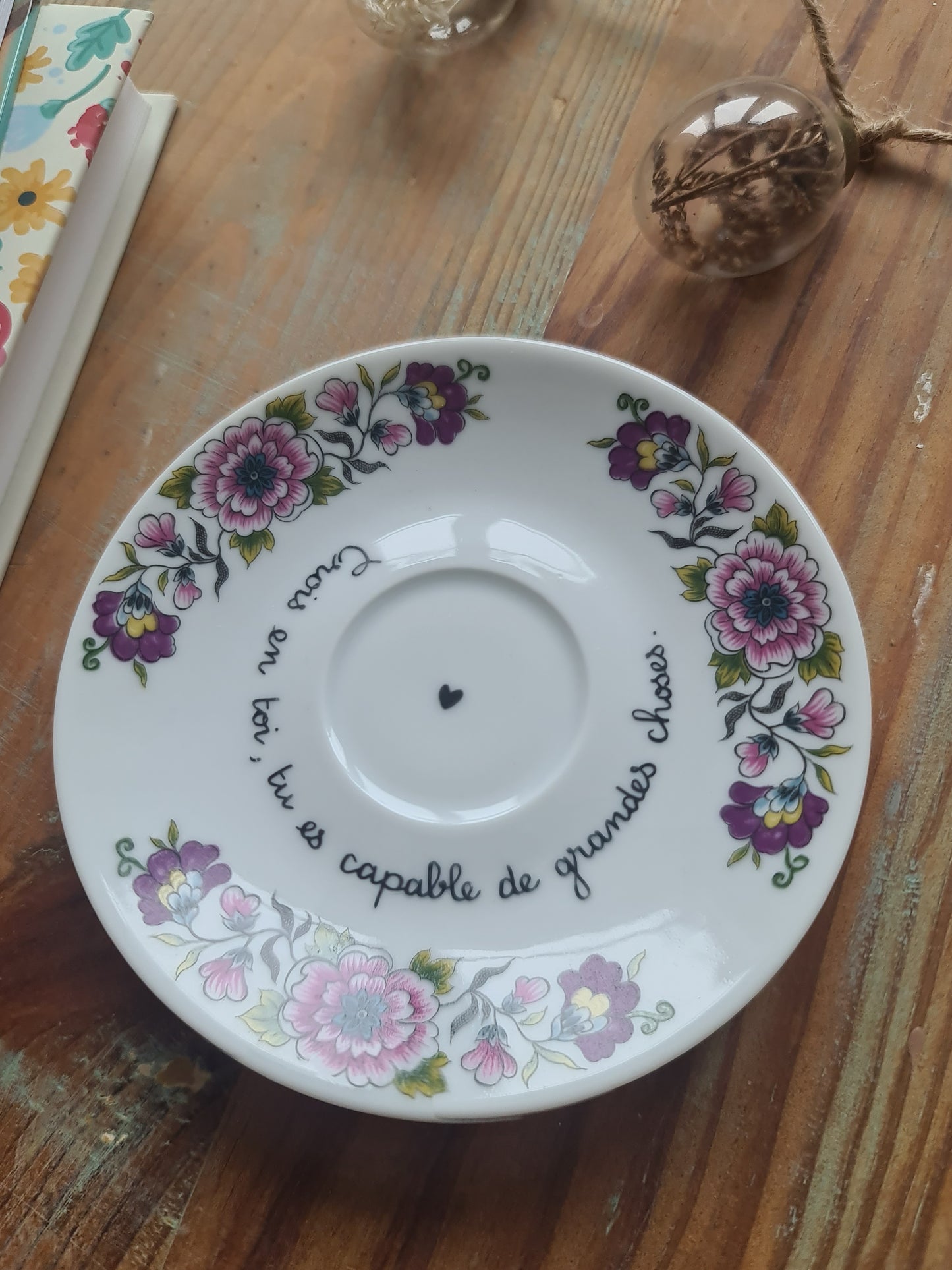 Coupelle ronde Fleurs de ton violet chinée en porcelaine - décor phrase mantra