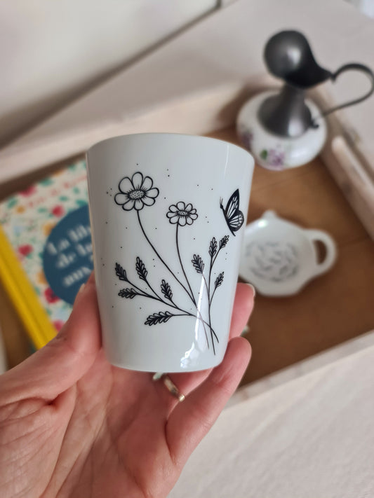 Gobelet en porcelaine - décor Fleurs & Papillon peint à la main