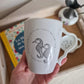 Mug anse irrégulière en porcelaine - décor Hippocampes peint à la main