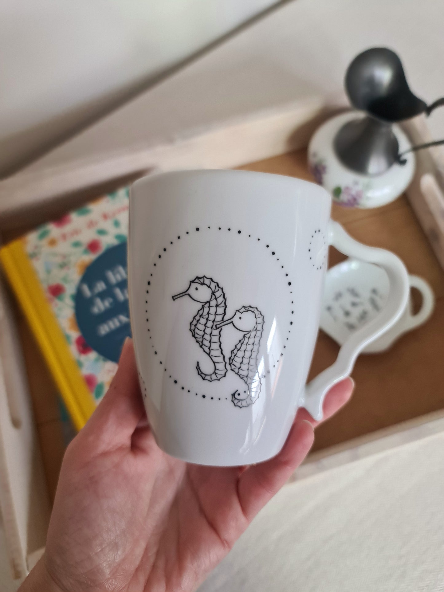 Mug anse irrégulière en porcelaine - décor Hippocampes peint à la main