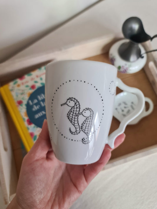 Mug anse irrégulière en porcelaine - décor Hippocampes peint à la main
