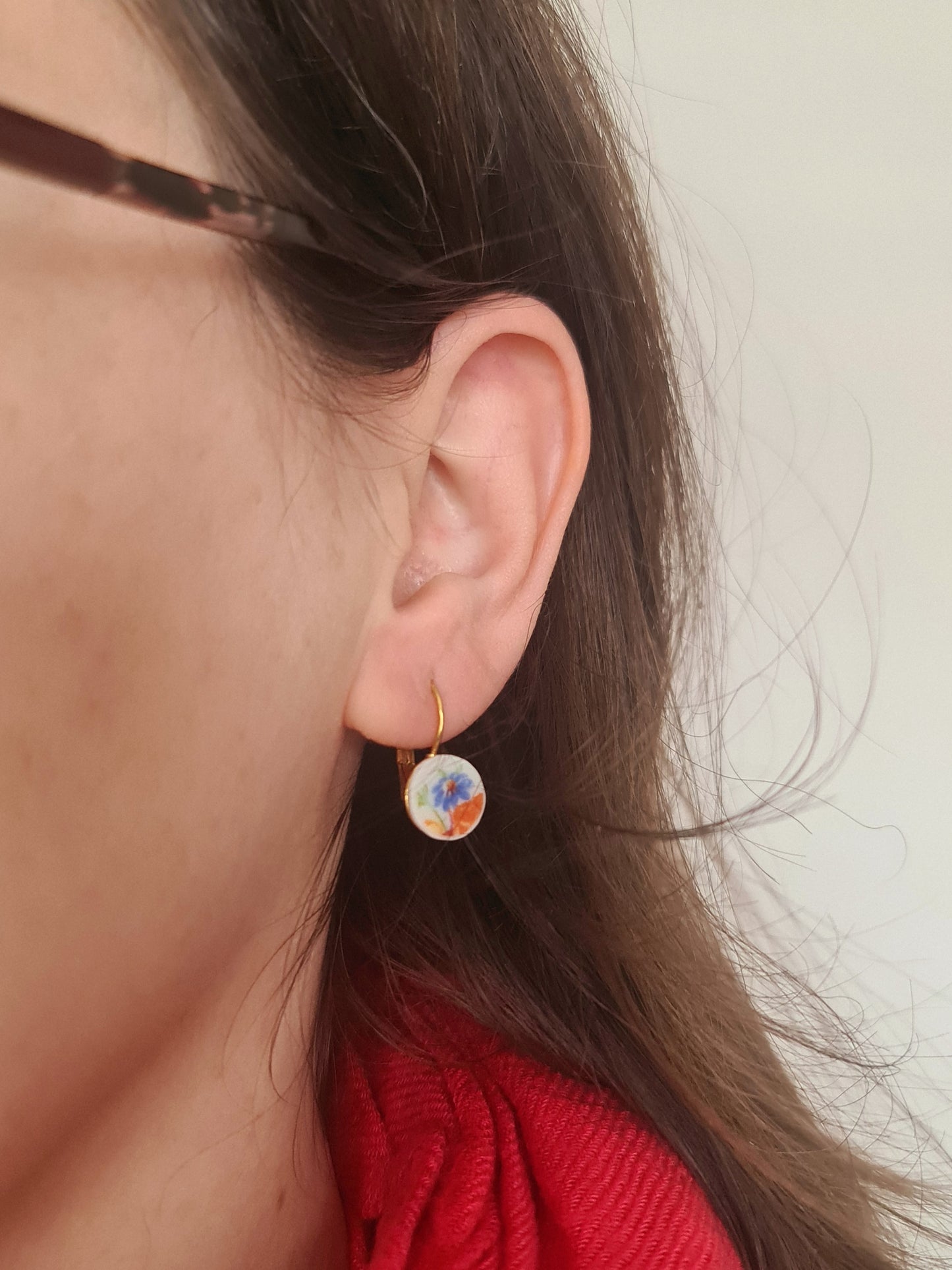 Boucles d'oreilles dormeuses en acier inoxydable doré - décorées avec un morceau de vaisselle surcyclé - Bouquet de fleurs