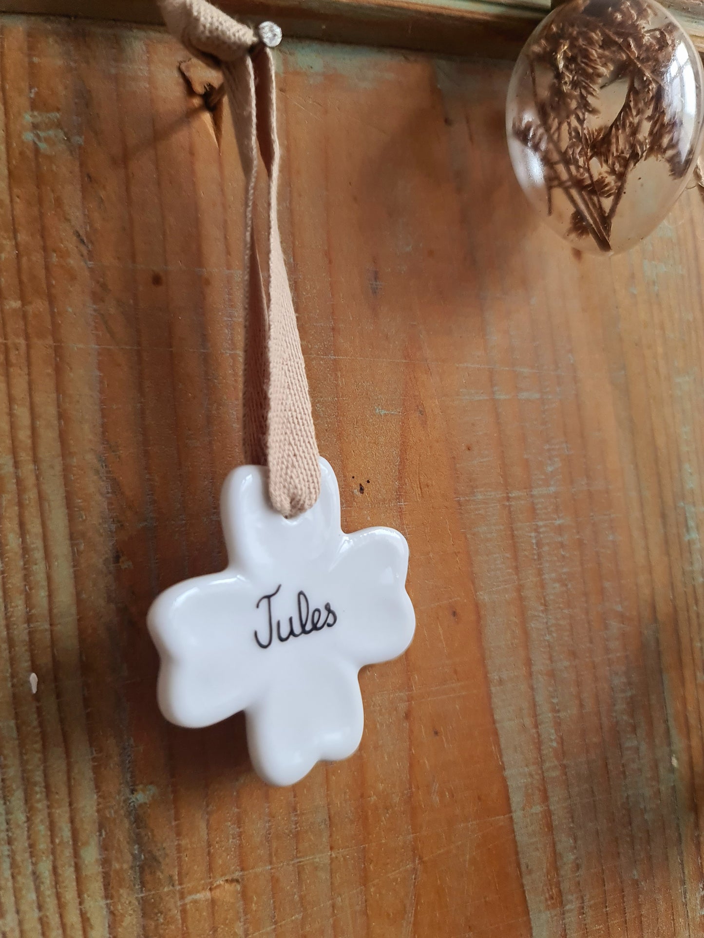 Médaillon trèfle en porcelaine - décor Prénom Jules peint à la main