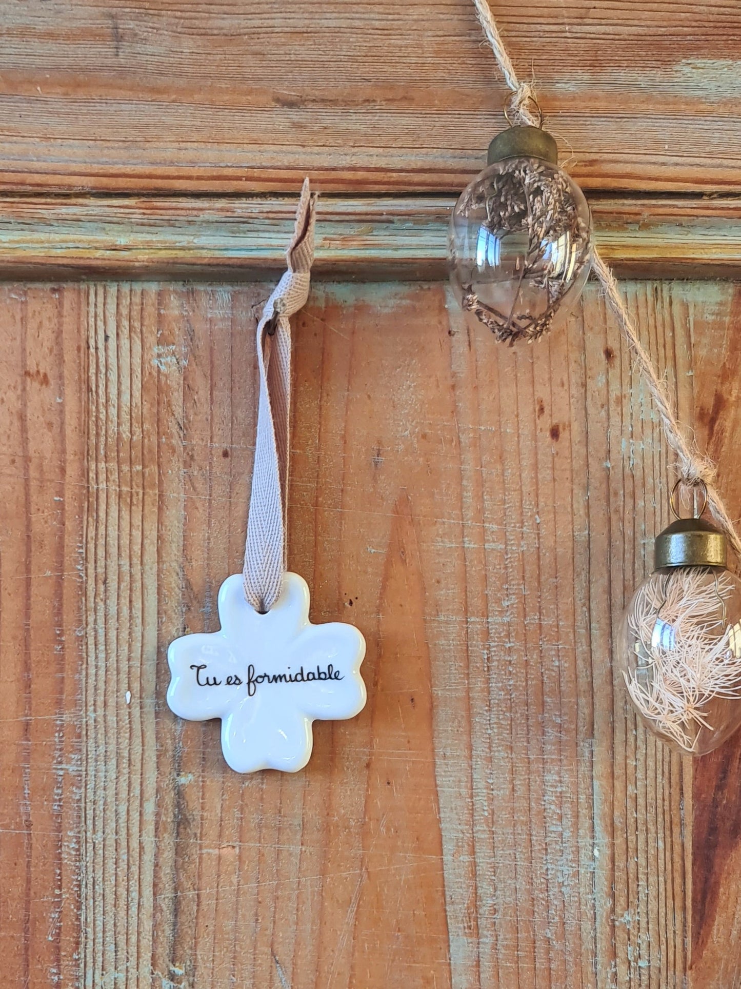 Médaillon trèfle en porcelaine - décor Mantra Tu es formidable peint à la main