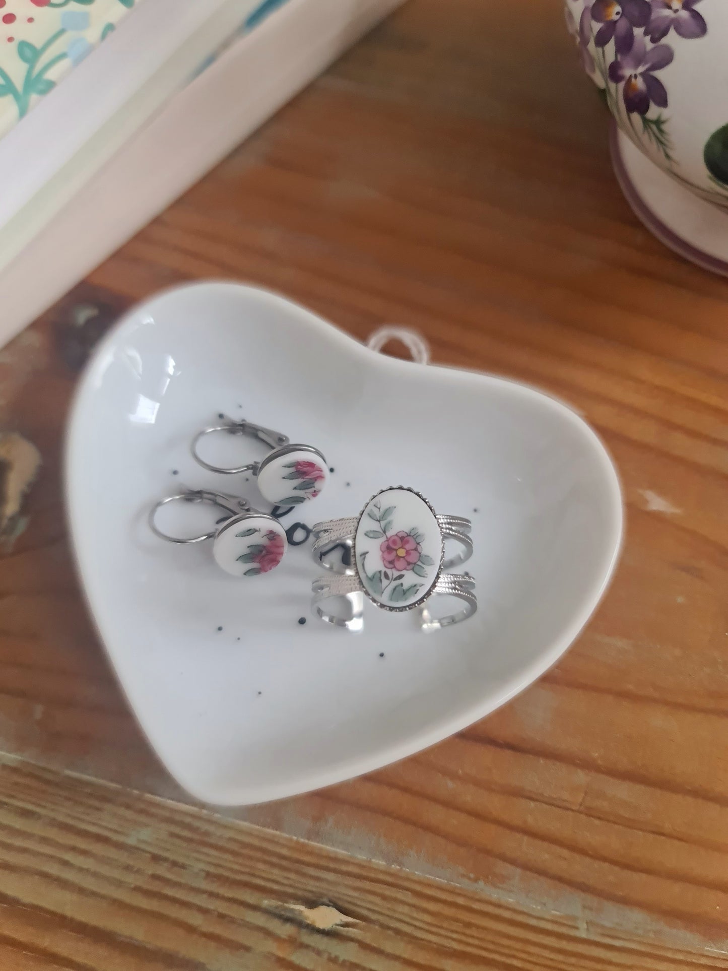 Bague large en Acier inoxydable - décorée à partir de vaisselle - Petite fleur rose
