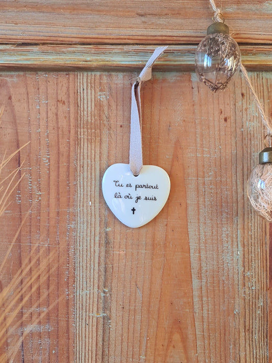 Médaillon cœur en porcelaine - décor Tu es partout là où je suis Croix peint à la main