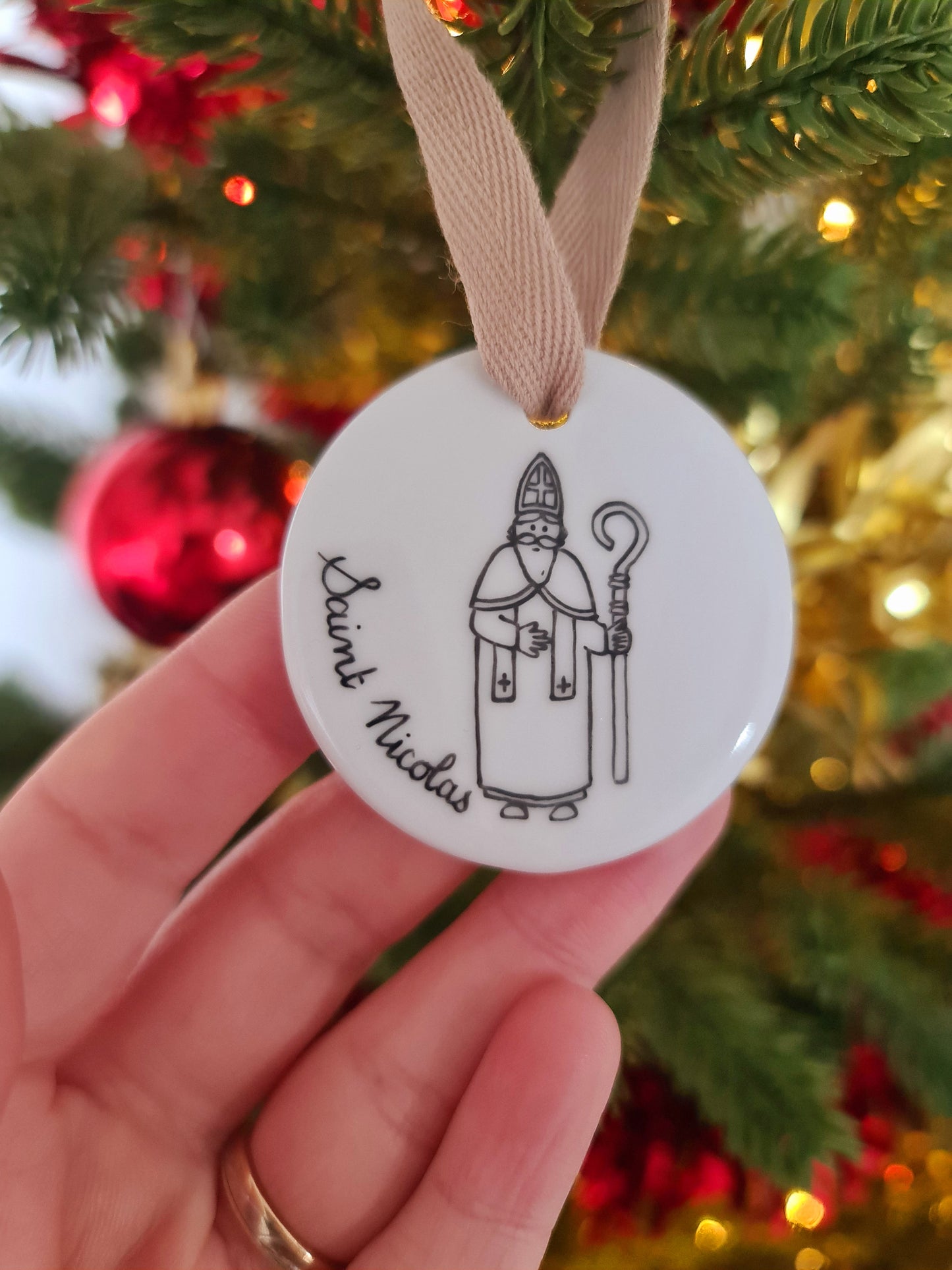 Médaillon rond en porcelaine - décor Saint-Nicolas peint à la main