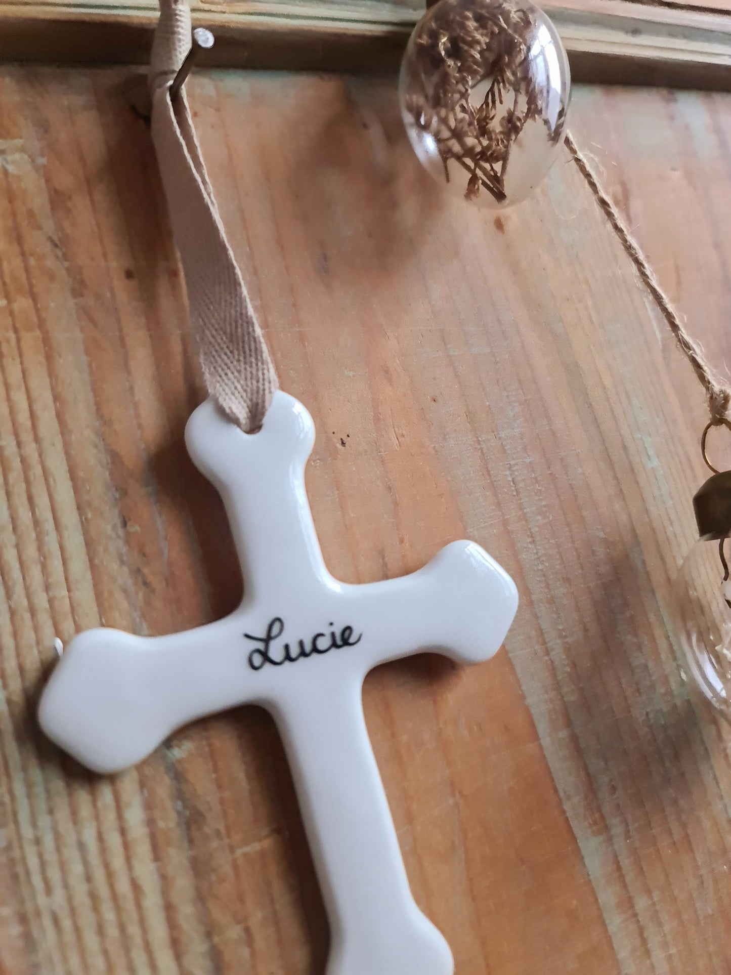 Croix en porcelaine - Grand modèle - décor Prénom Lucie peint à la main
