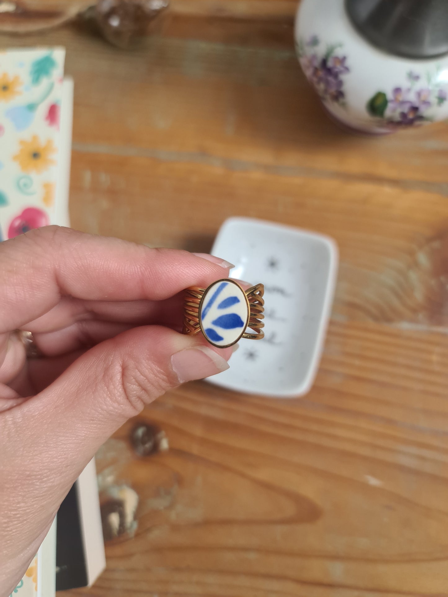 Bague nœud en Acier inoxydable doré - décorée à partir de vaisselle - Feuillage bleu