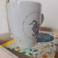 Mug anse irrégulière en porcelaine - décor Hippocampes peint à la main