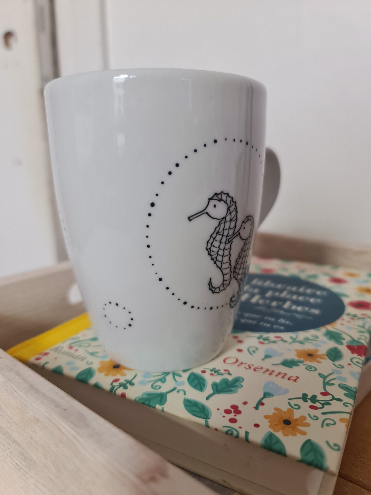 Mug anse irrégulière en porcelaine - décor Hippocampes peint à la main