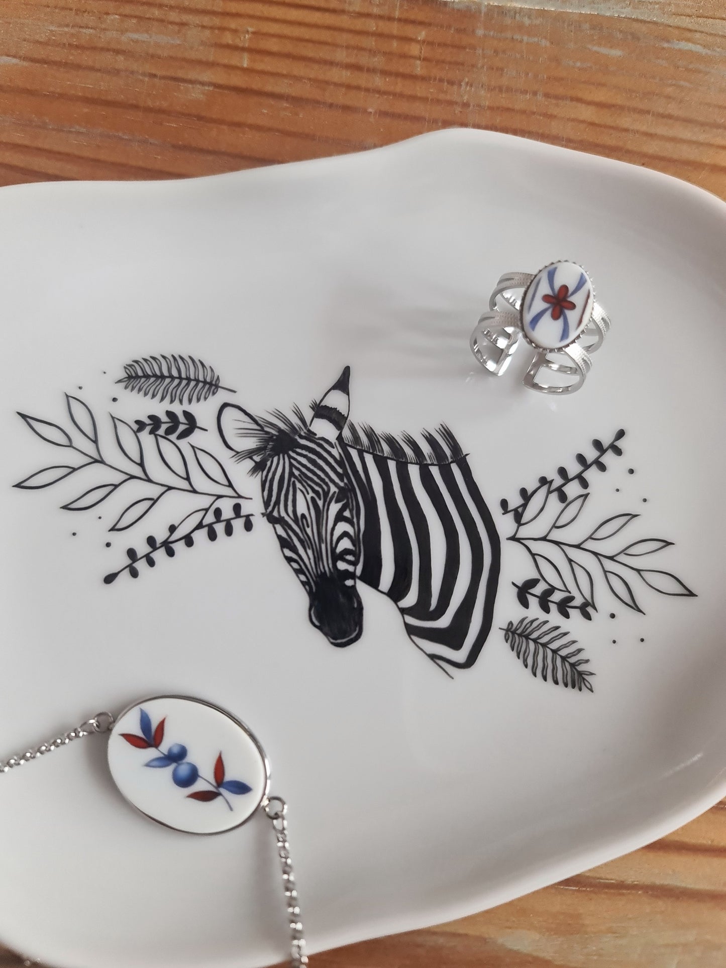 Petit plateau irrégulier en porcelaine - décor zèbre peints à la main