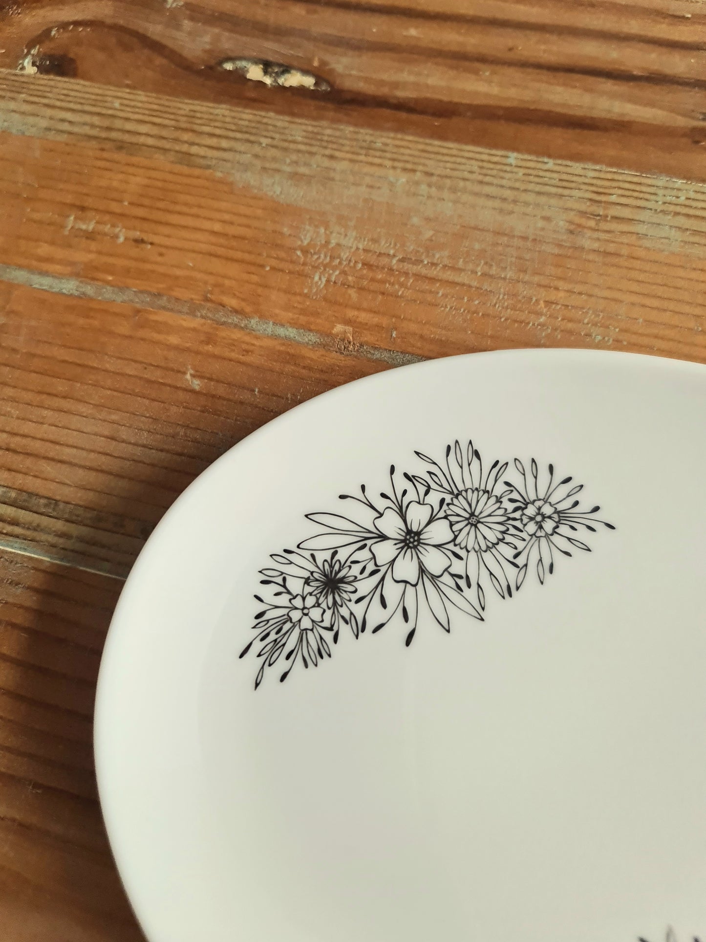 Ravier en porcelaine - décor fleuri peint à la main