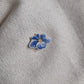 Pin's en Laiton Doré à l'Or Fin - décoré à partir de vaisselle - Forme fleur - Fleur bleue