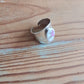 Bague martelée en Laiton Placage Argent Fin - décorée à partir de vaisselle - Fleur aubergine et blanche