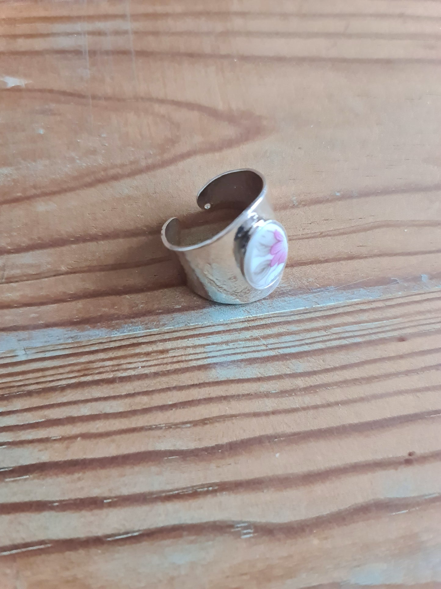 Bague martelée en Laiton Placage Argent Fin - décorée à partir de vaisselle - Fleur aubergine et blanche