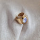 Bague martelée en Laiton Doré à l'Or Fin - décorée à partir de vaisselle - Fleurs bleues claires