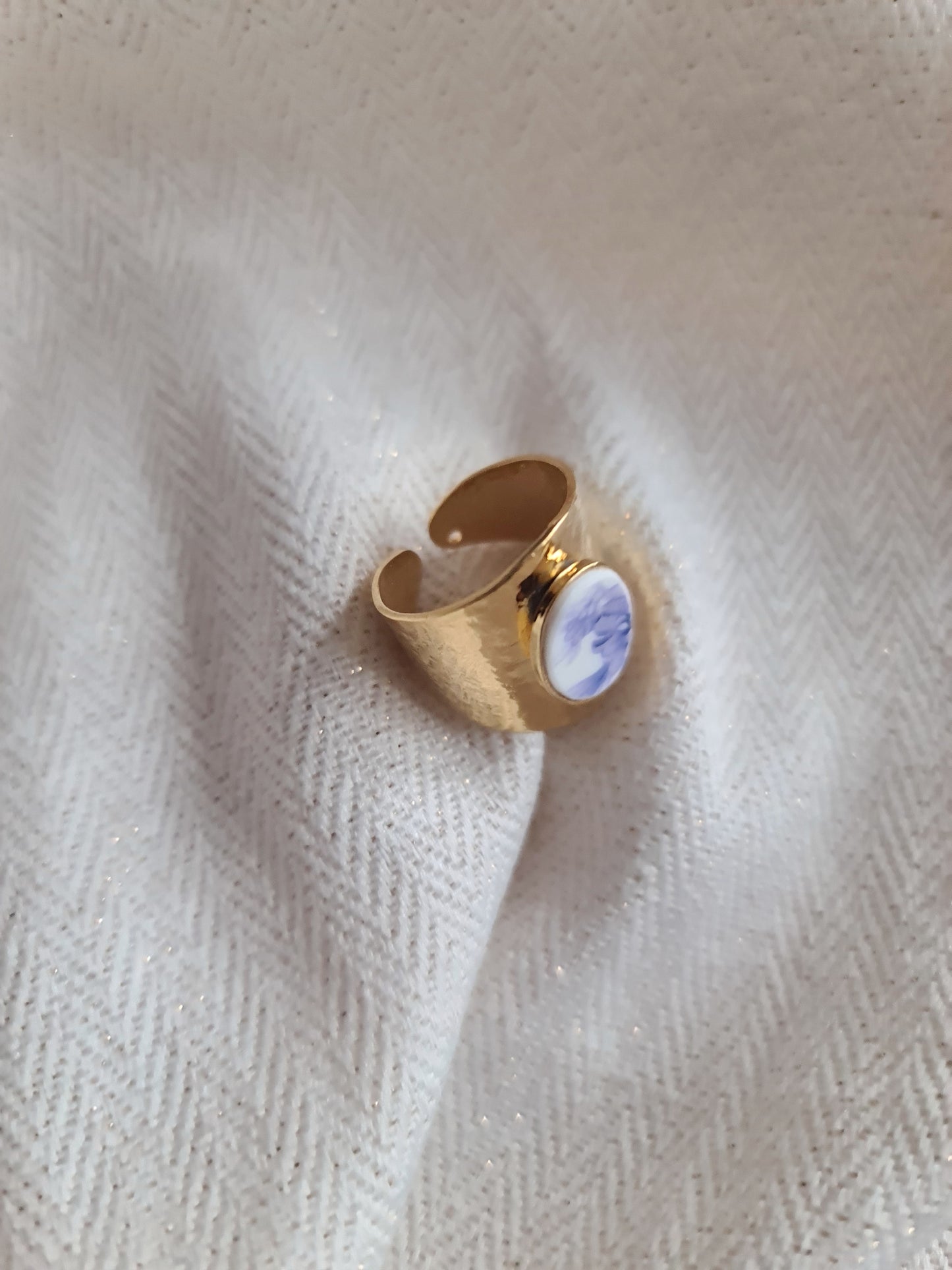 Bague martelée en Laiton Doré à l'Or Fin - décorée à partir de vaisselle - Fleurs bleues claires