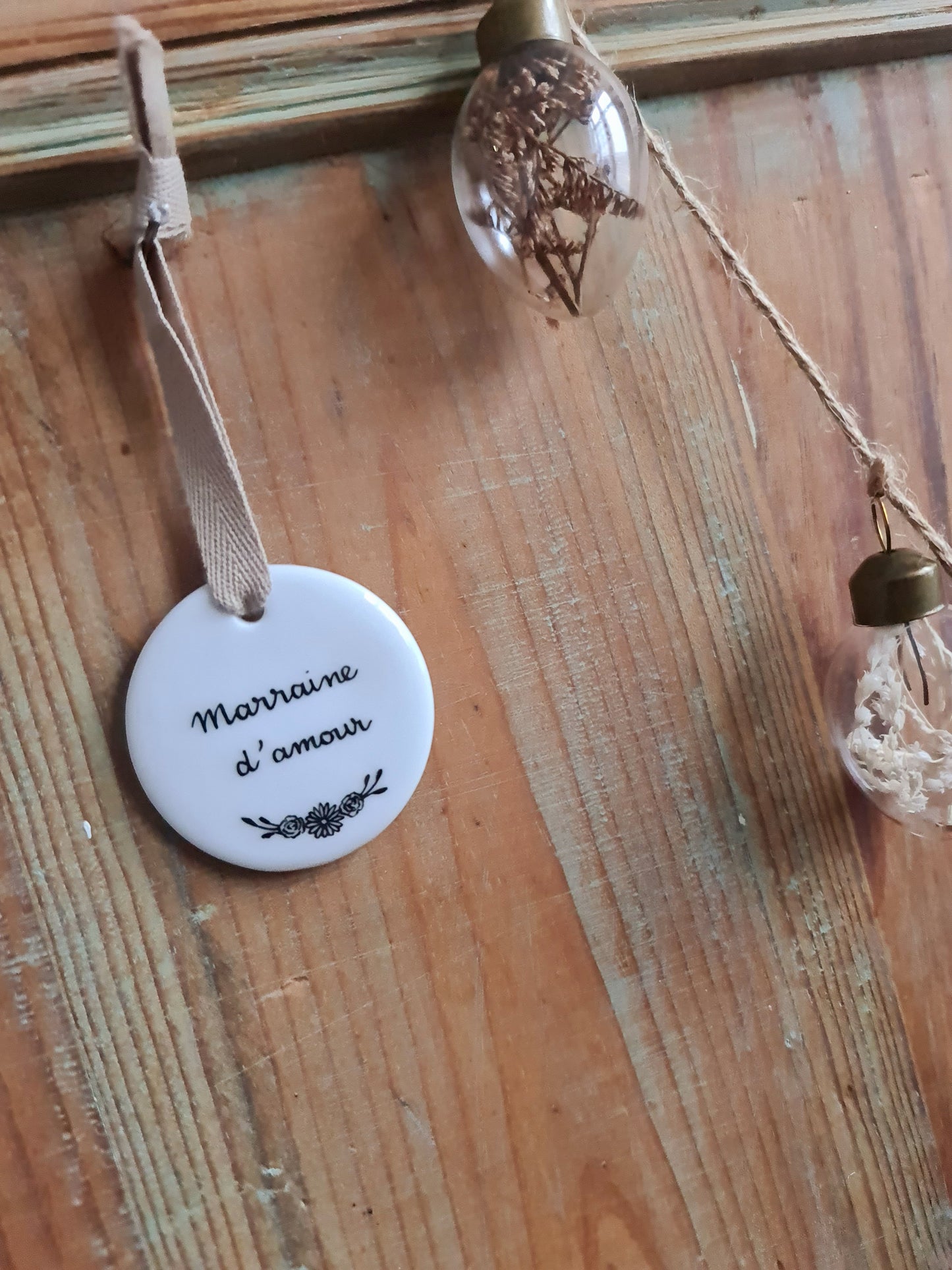 Médaillon rond en porcelaine - décor Marraine d'amour peint à la main