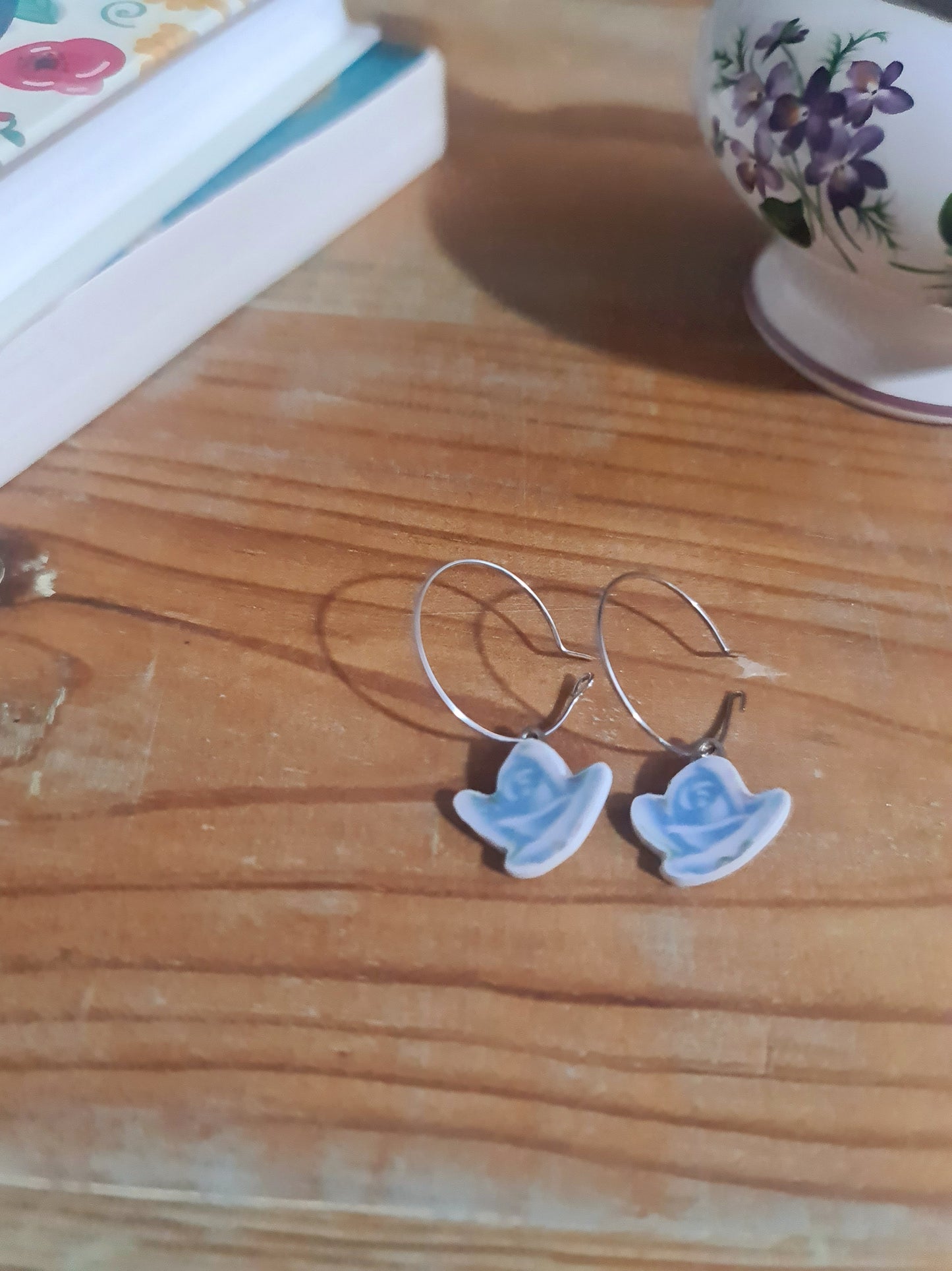 Boucles d'oreilles créoles en acier inoxydable - décorées avec un morceau de vaisselle surcyclé - Forme fleur - Roses bleues