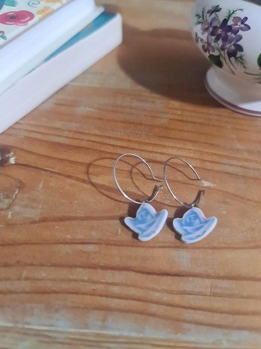 Boucles d'oreilles créoles en acier inoxydable - décorées avec un morceau de vaisselle surcyclé - Forme fleur - Roses bleues