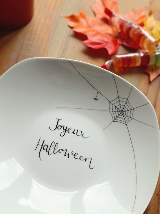 Assiette creuse chinée en céramique - décor Halloween peint à la main