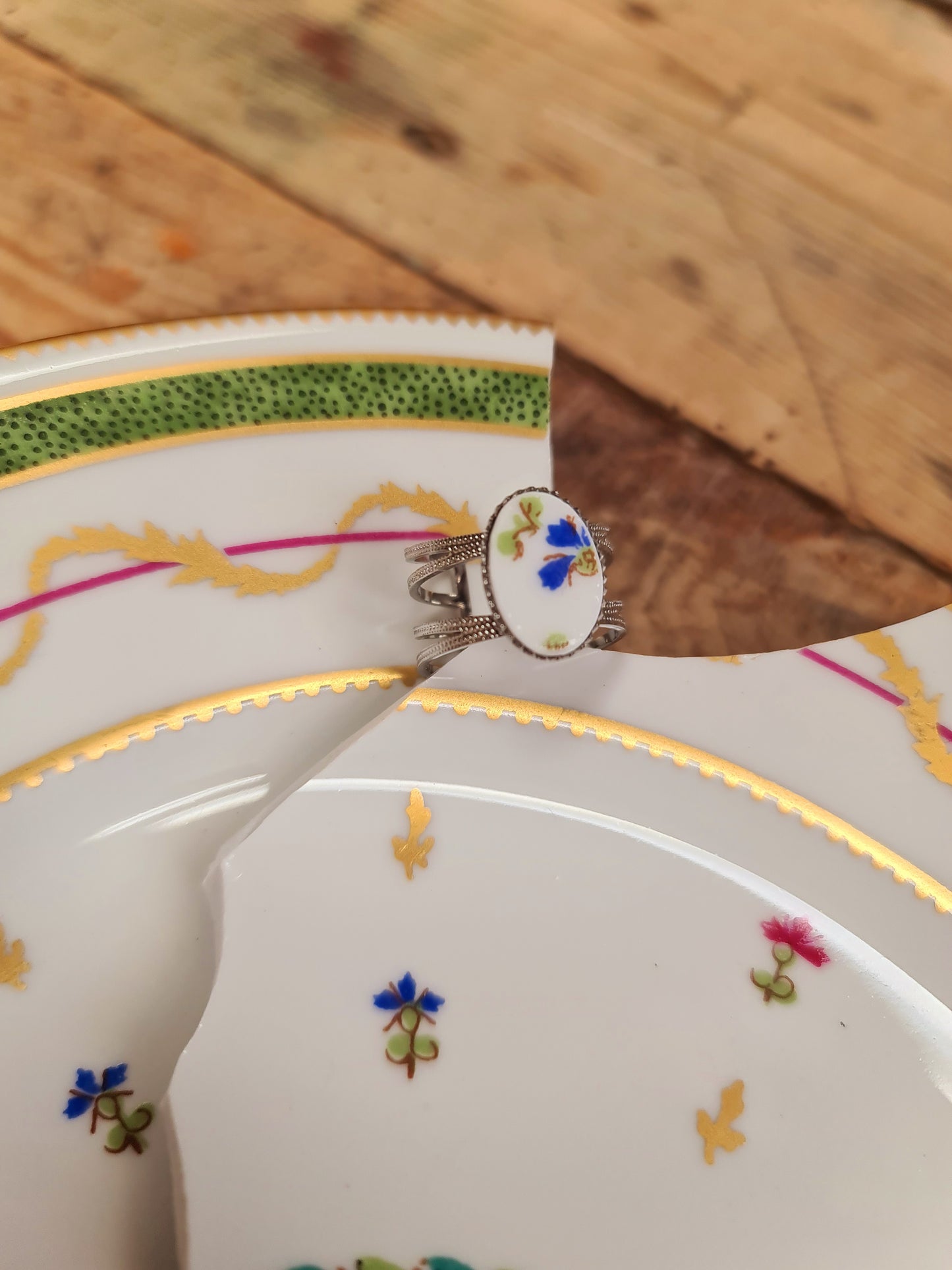 Bague large en Acier inoxydable - décorée à partir de vaisselle - Fleur bleue