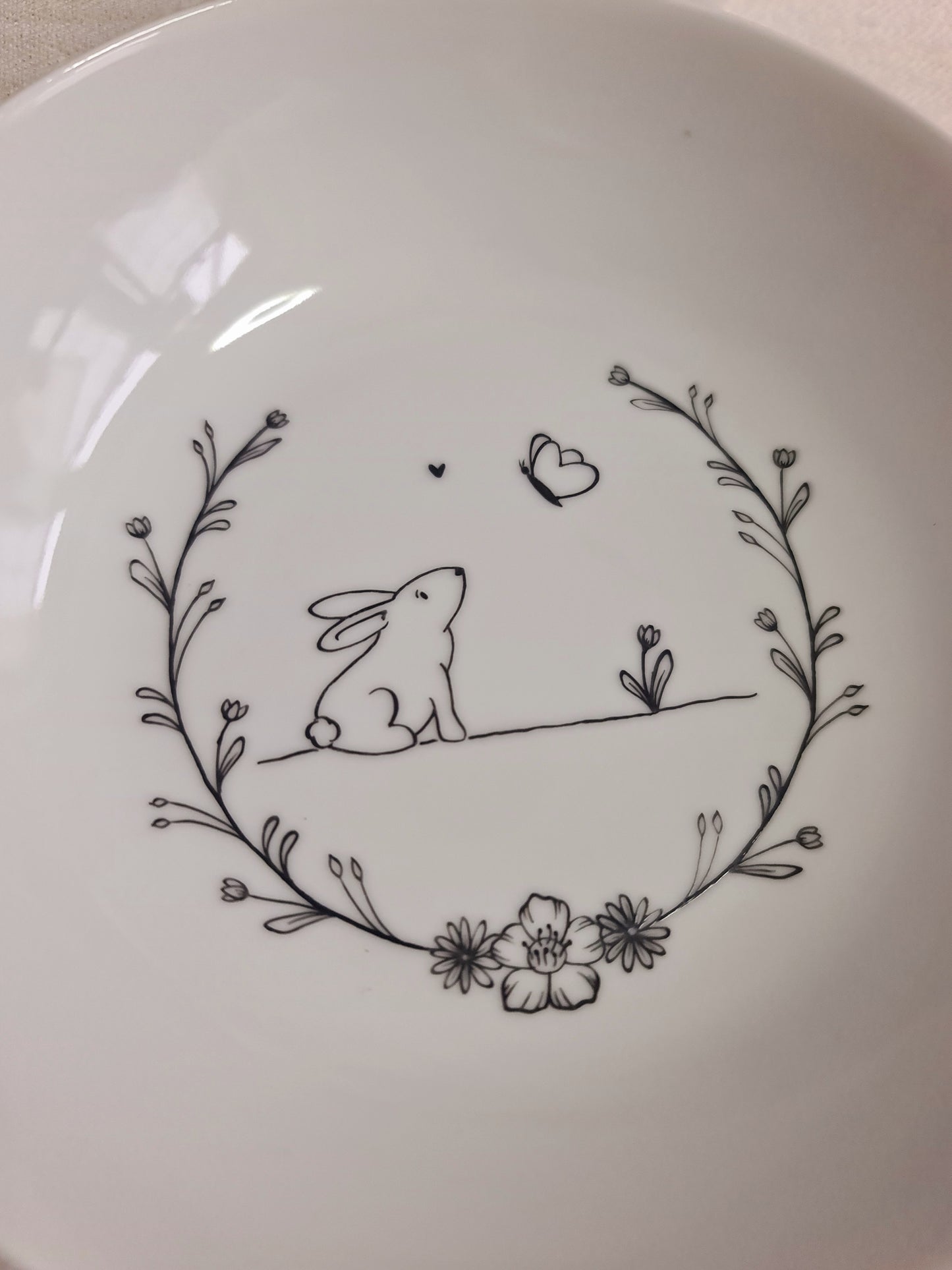 Assiette creuse en porcelaine - décor Petit lapin peint à la main