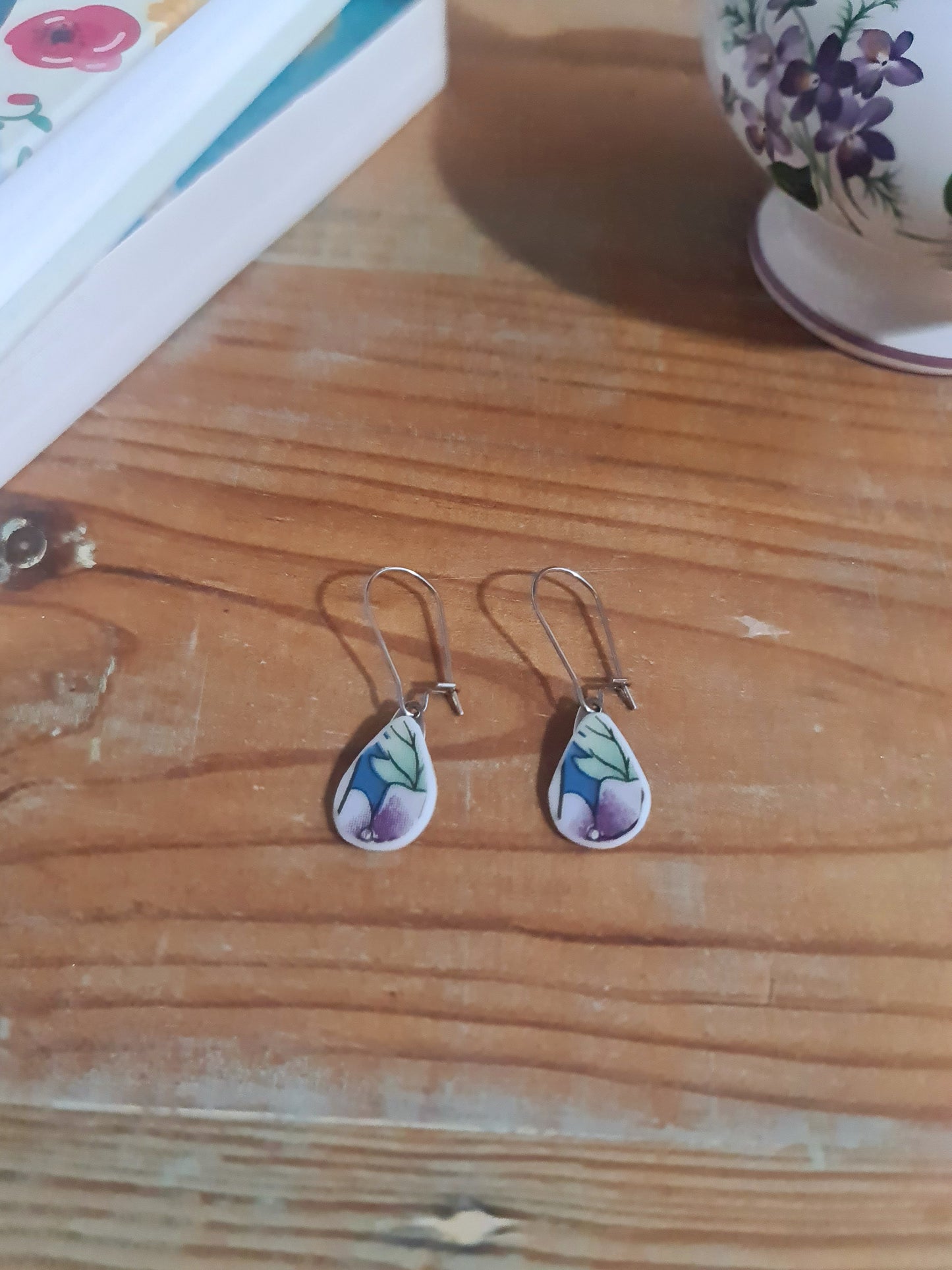 Boucles d'oreilles crochets fermés en acier inoxydable - décorées avec un morceau de vaisselle surcyclé - Forme goutte - Fleur violette Feuillage