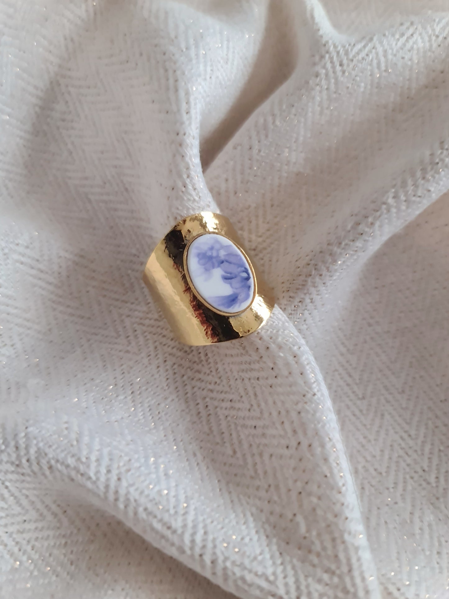 Bague martelée en Laiton Doré à l'Or Fin - décorée à partir de vaisselle - Fleurs bleues claires