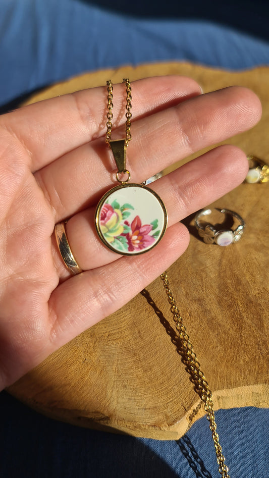 Collier rond en acier inoxydable doré - décoré avec un morceau de vaisselle - Rose jaune et Fleur rose