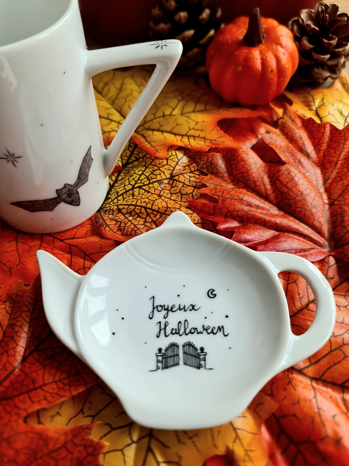 Repose sachet de thé en porcelaine - décor portail "Joyeux Halloween" peint à la main