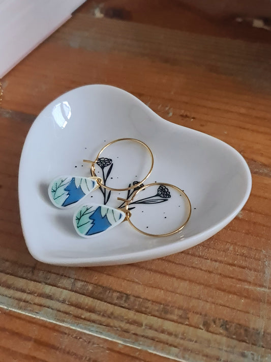 Boucles d'oreilles créoles en acier inoxydable doré - décorées avec un morceau de vaisselle surcyclé - Forme goutte - Feuillage