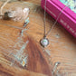 Collier ovale boule en acier inoxydable - décoré avec un morceau de vaisselle surcyclé - Fleur rose