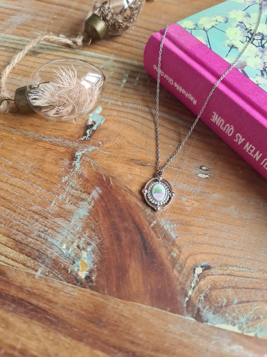 Collier ovale boule en acier inoxydable - décoré avec un morceau de vaisselle surcyclé - Fleur rose