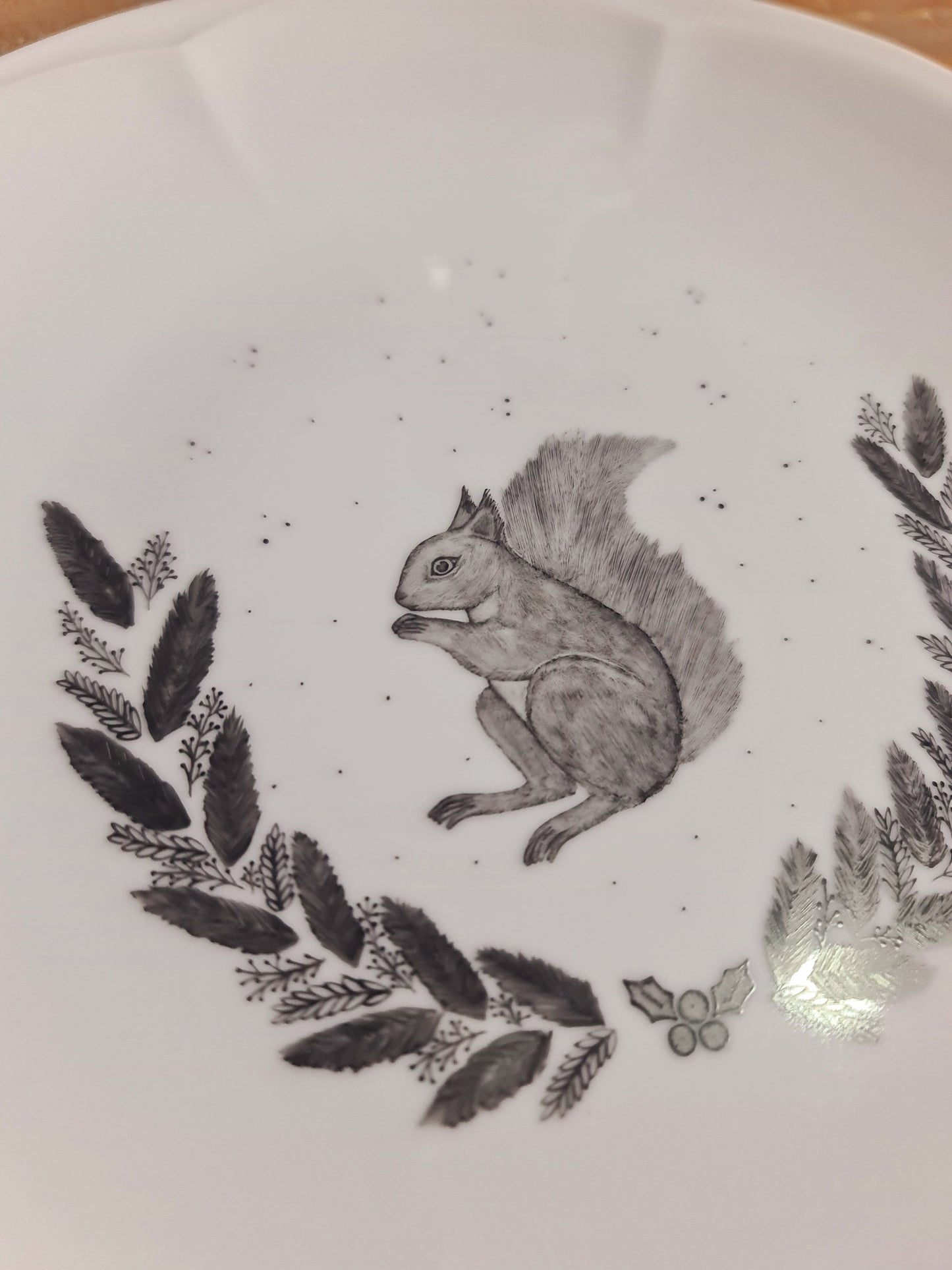 Assiette en porcelaine - décor écureuil peint à la main