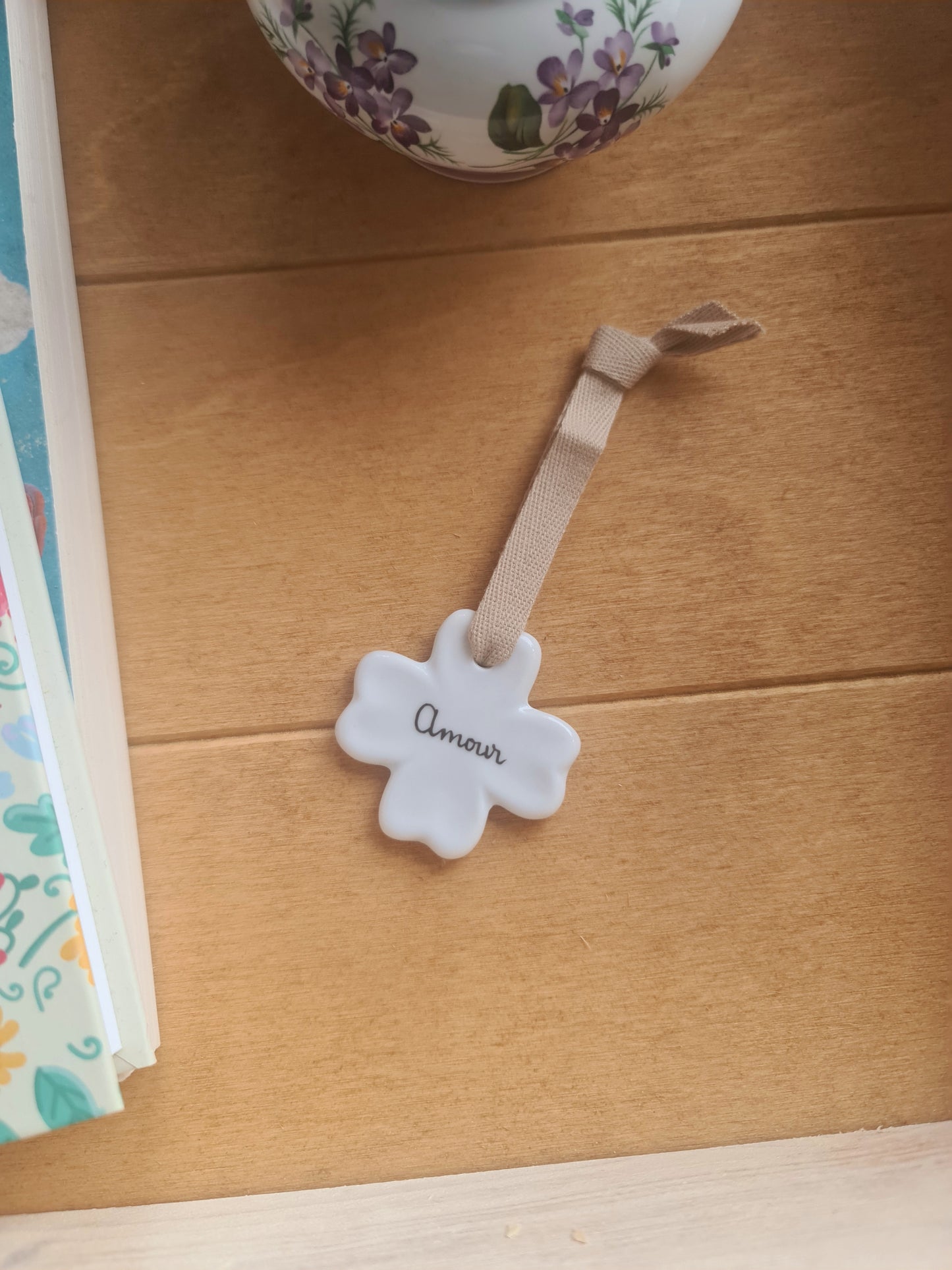 Médaillon trèfle en porcelaine - décor Mot Amour peint à la main