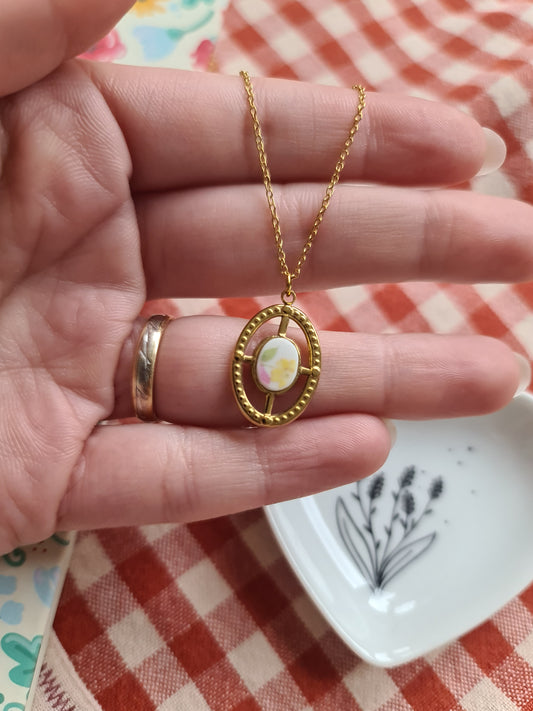 Collier ovale texturé en acier inoxydable doré - décoré avec un morceau de vaisselle surcyclé - Fleur rose et jaune