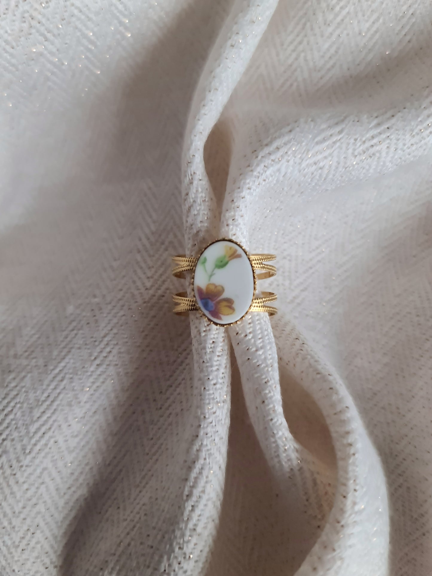 Bague large en Acier inoxydable doré - décorée à partir de vaisselle - Fleurs jaunes