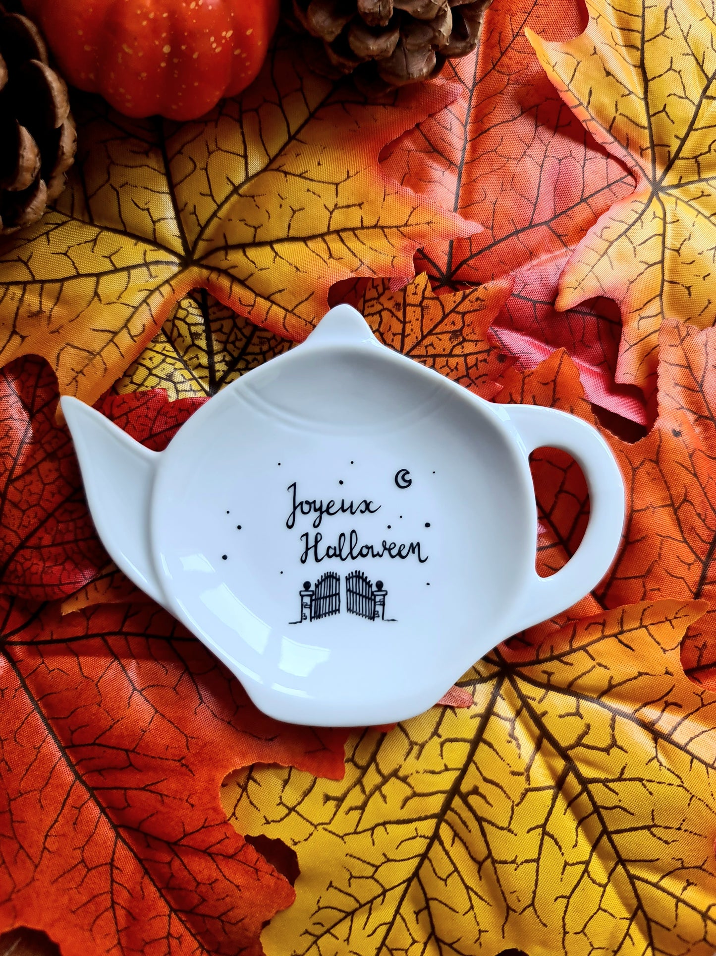 Repose sachet de thé en porcelaine - décor portail "Joyeux Halloween" peint à la main