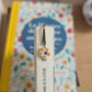 Marque-page doré - Petit modèle - décoré d'un morceau de vaisselle - Petite fleur jaune