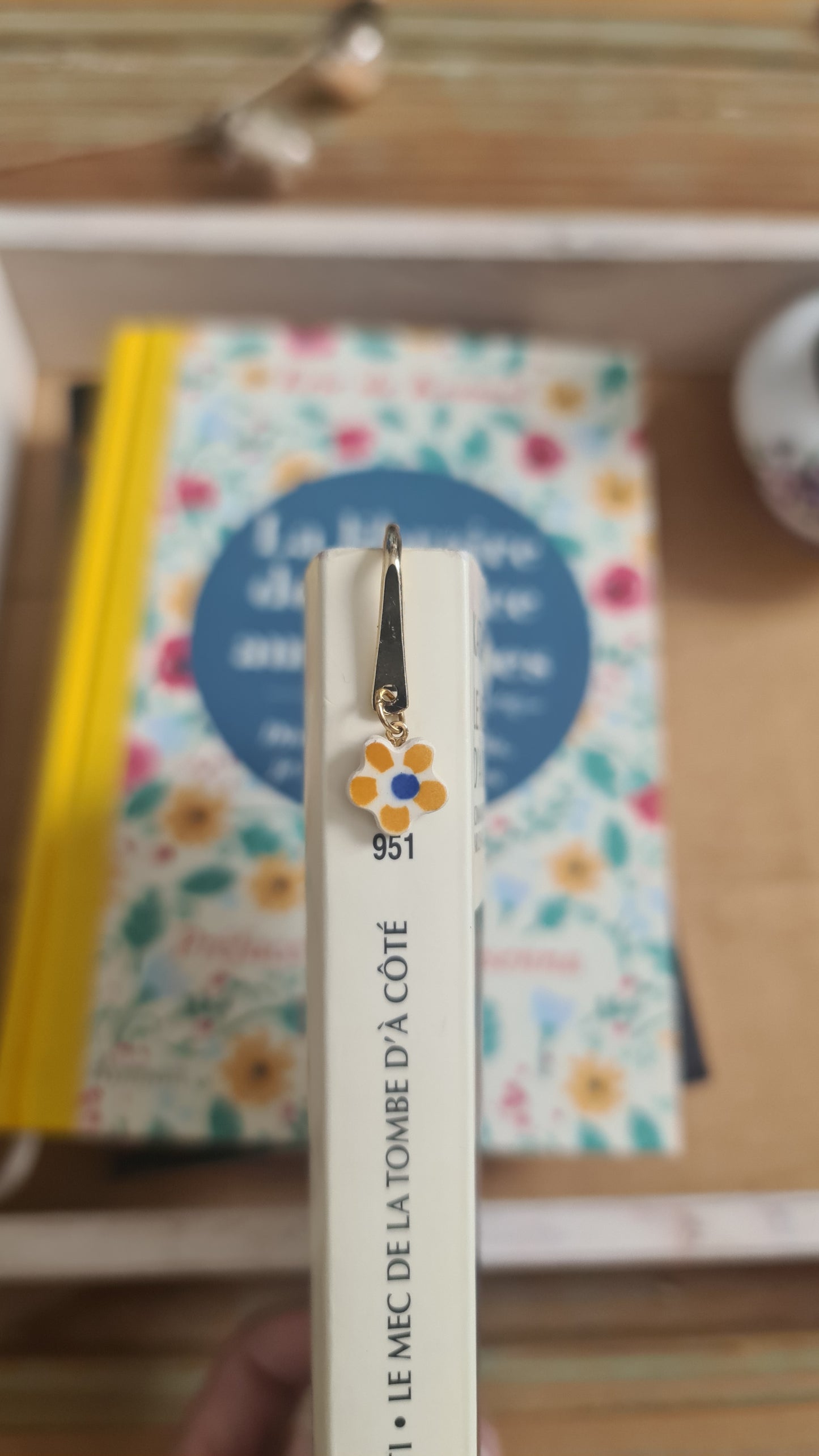 Marque-page doré - Petit modèle - décoré d'un morceau de vaisselle - Petite fleur jaune